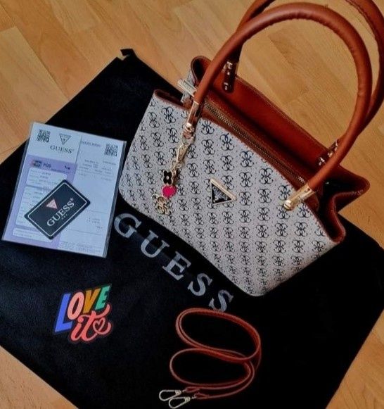 Geanta damă, dimensiune medie,curea detasabila umăr, saculet, etichetă