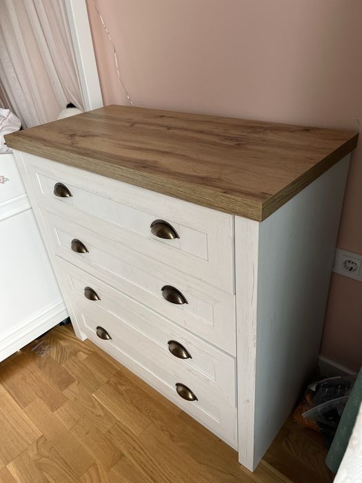 Бял скрин с 4 чекмеджета