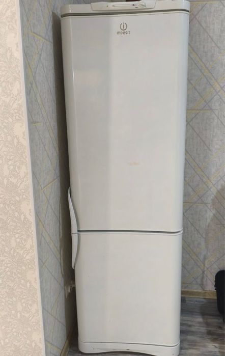 Продам холодильник Indesit