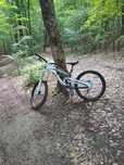 Bicicleta downhill yt tues în stare bună