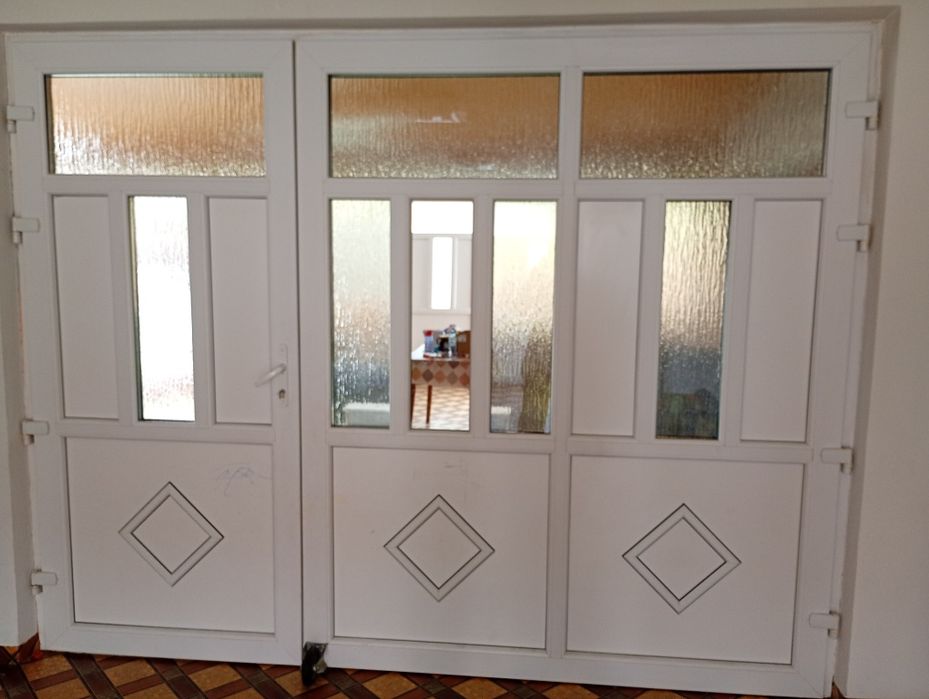Vand doua porti de exterior in stare impecabila