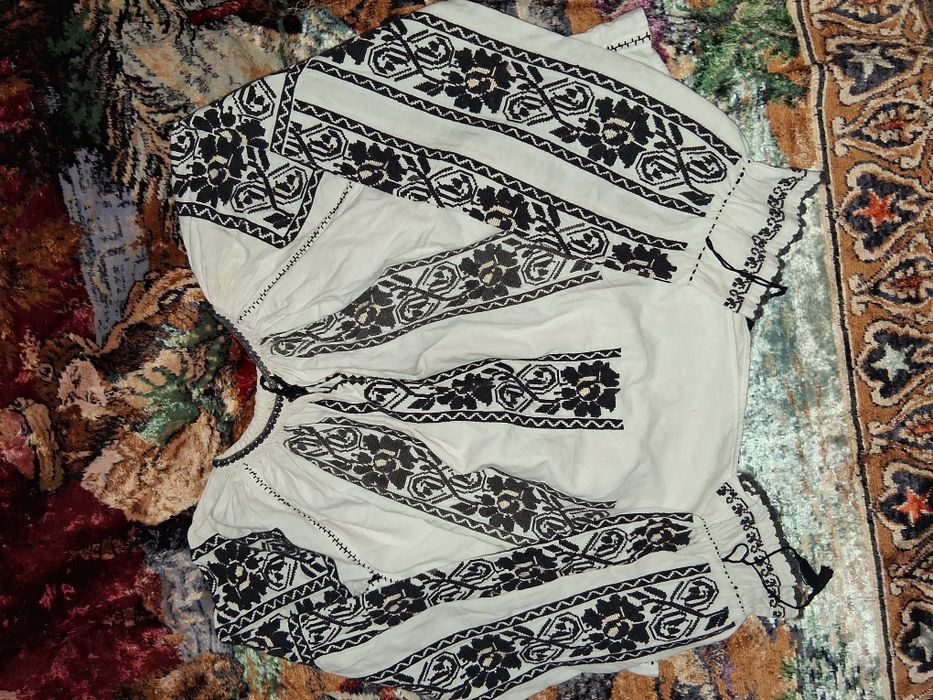 Ie autentica veche pentru o fetita 10 ,11 ani