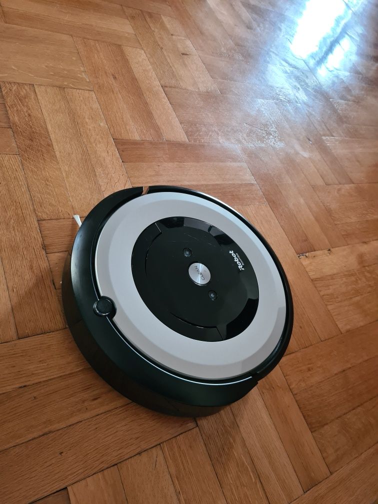 Aspirator robot iRobot Roomba E5, Wi-Fi, 33 W, Argintiu, 43 kWh/an