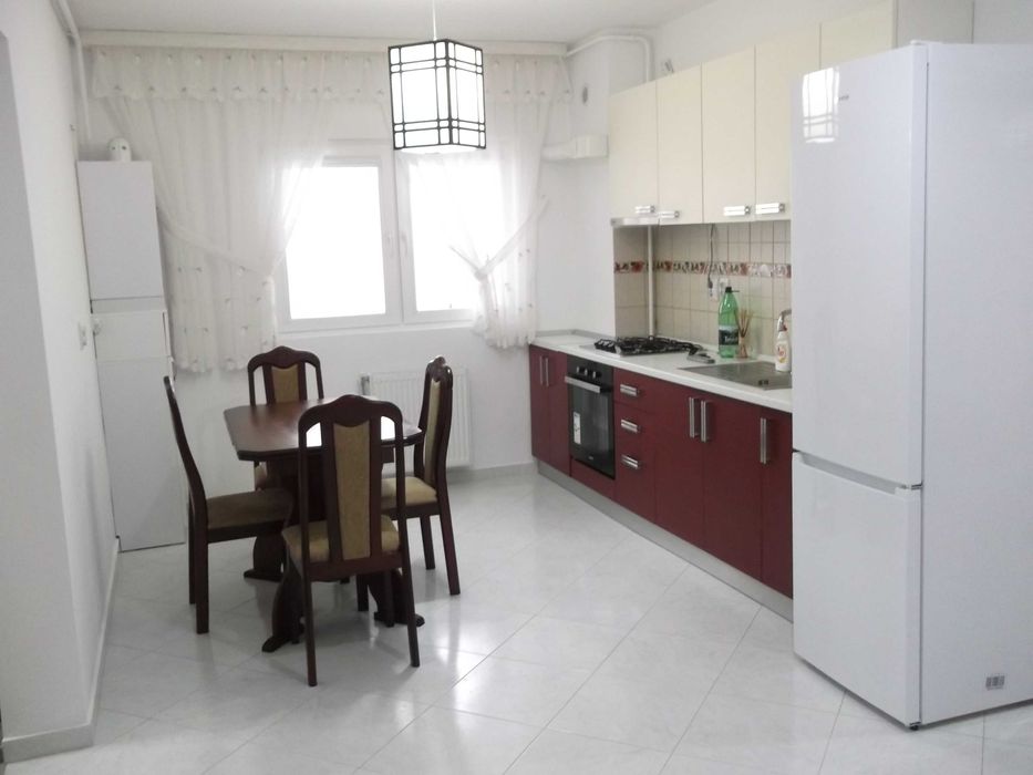 Inchiriez apartament cu trei camere.