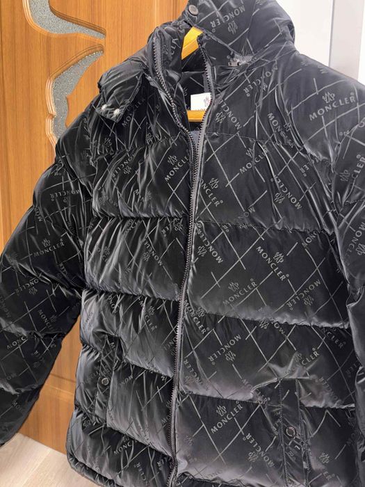Geaca Moncler nepurtata