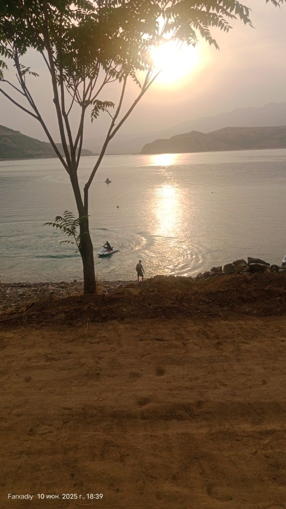 Piramida yonida Dam olish uchun pilaj tapchan bor