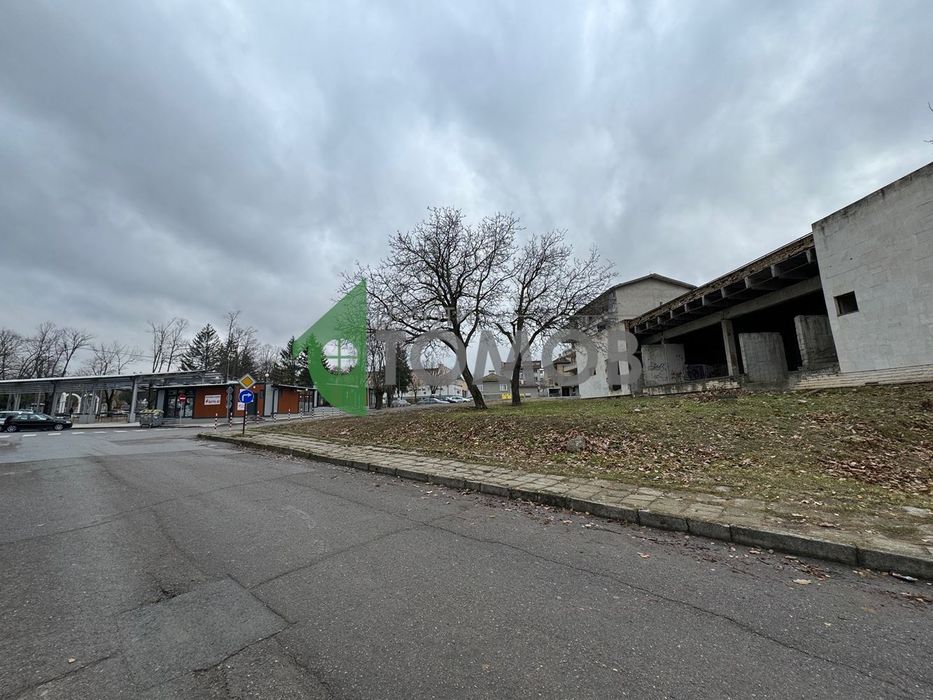 Продава се Магазин в Велики Преслав - 1100 кв.м за 128 €/кв.м - Снимка #1