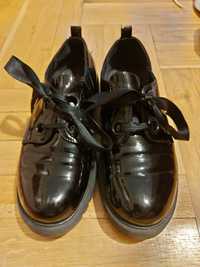 Черни лачени обувки, номер 35