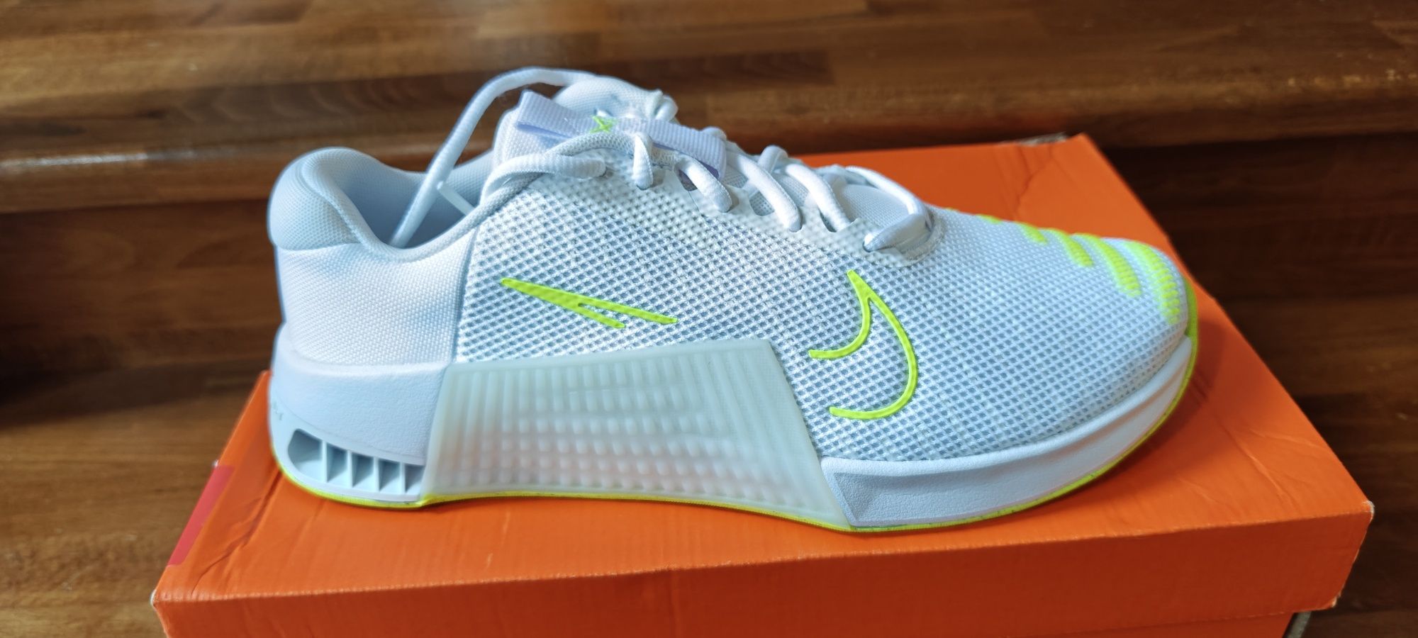 Vând Nike Metcon 9 Alb/Volt - Mărimea 42.5 - NOI, originali