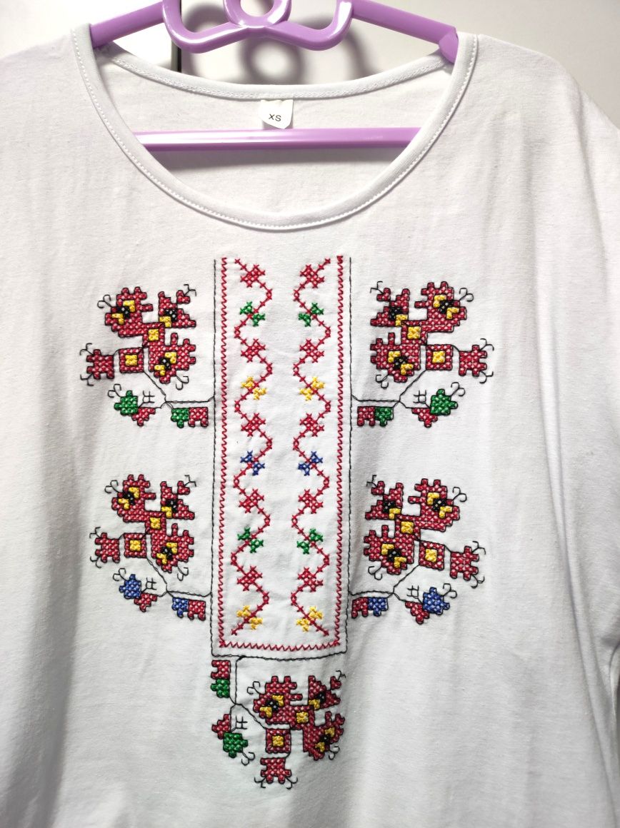 Нова тениска с ръчно бродирани шевици