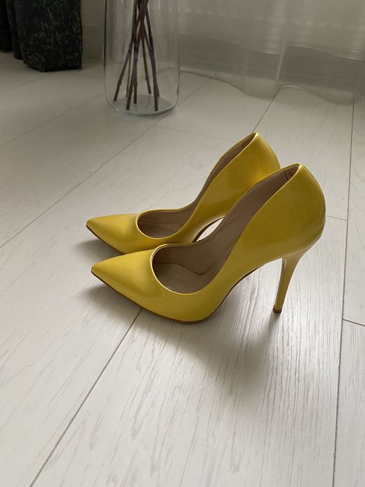 Pantofi stiletto galbeni