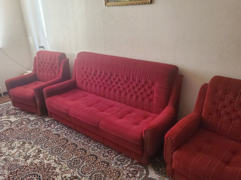 Продается по низкой цене диван два кресла