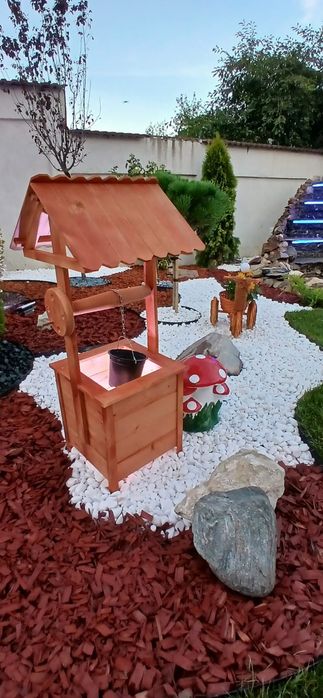 Decorațiuni cu piatra decorativa și gazon rulou