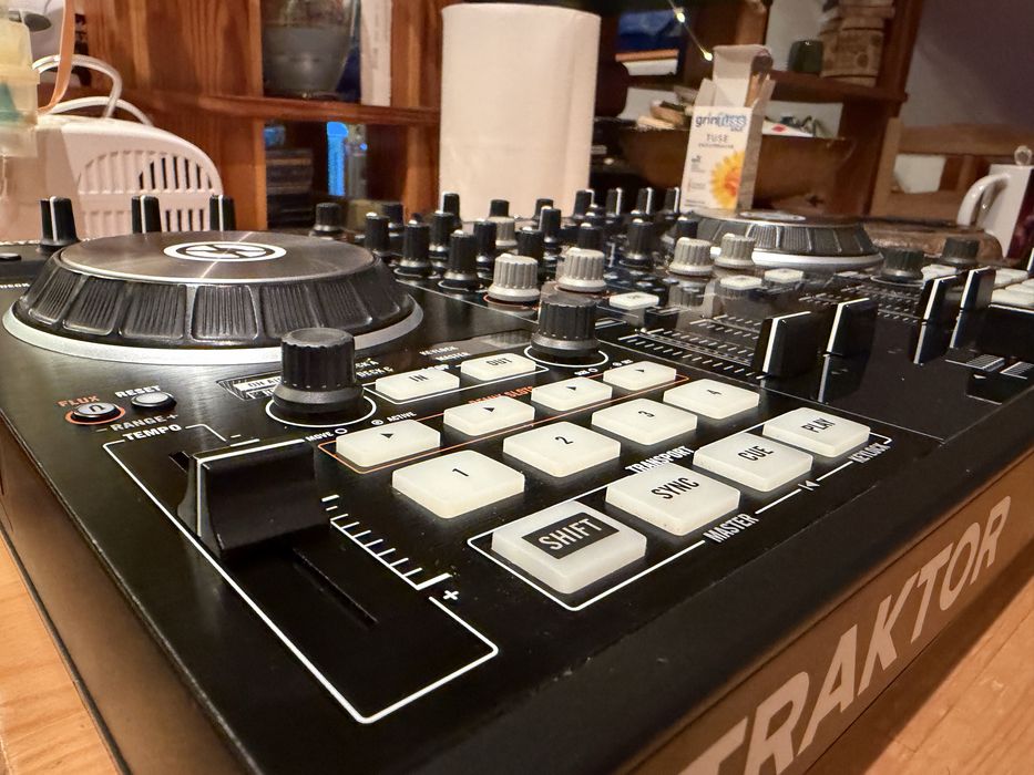 Traktor S4 MK2 + Case + Licenta Traktor 4 pro