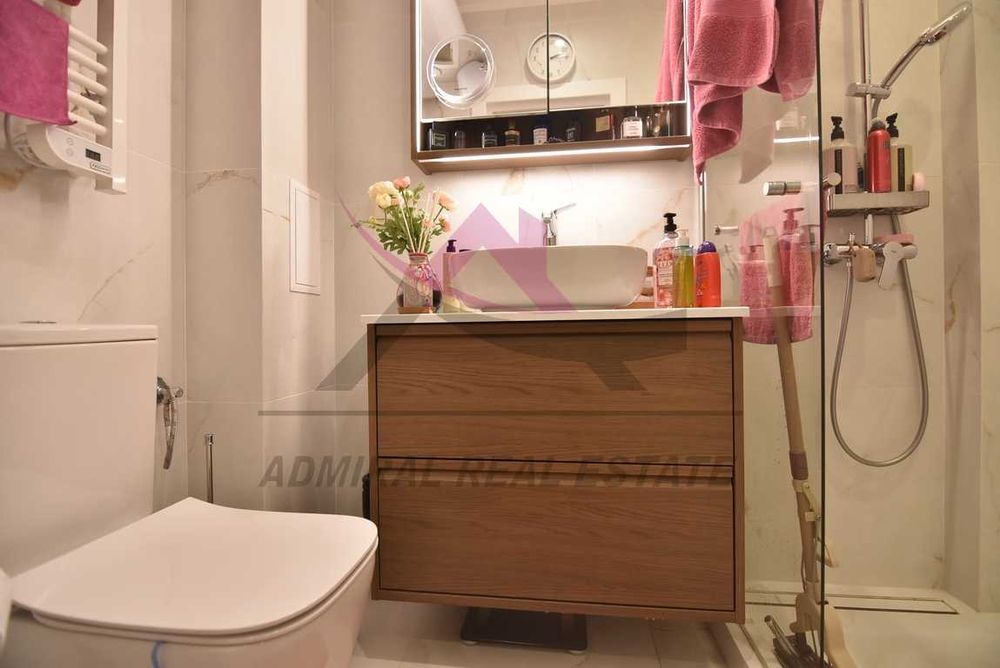 Ексклузивен -тристаен -Ален Мак