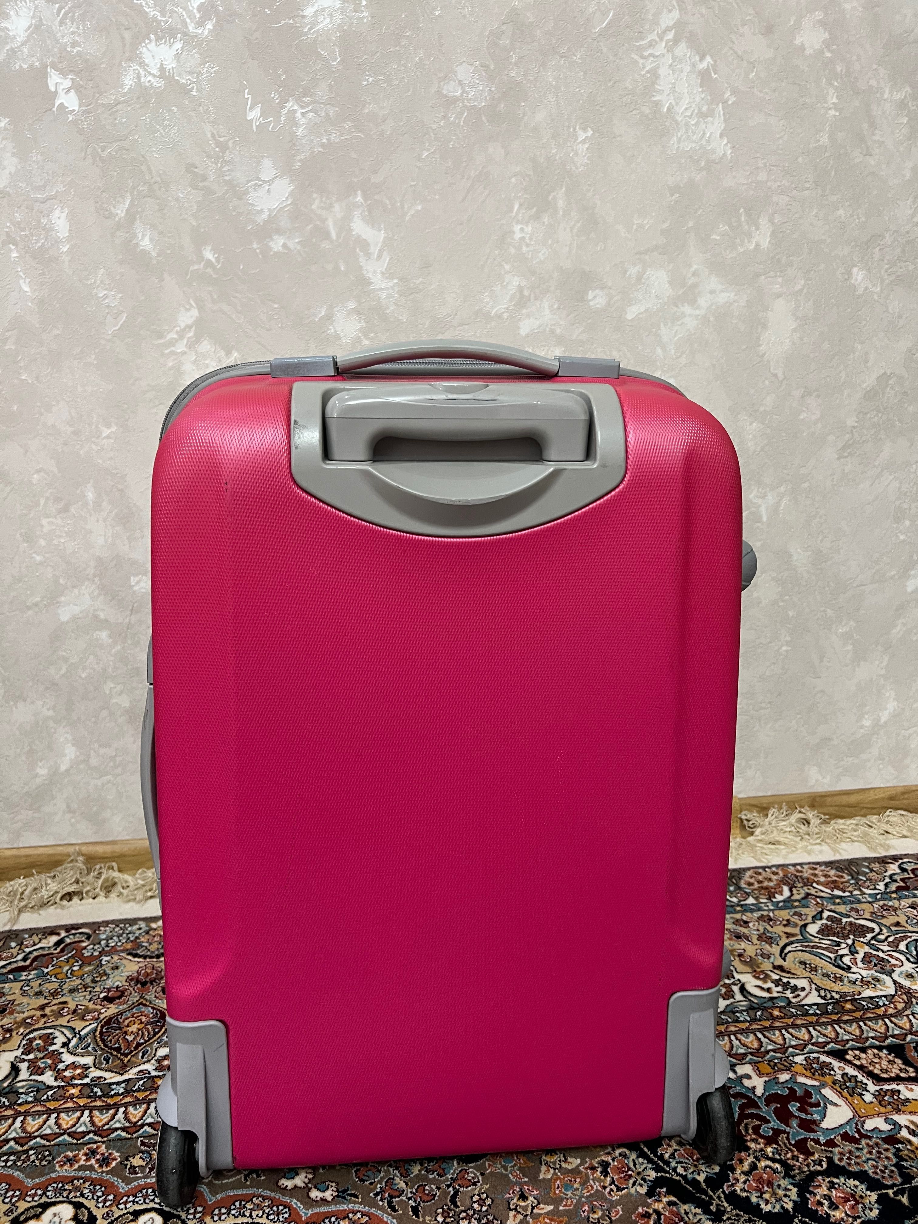 Розовый чемодан средний