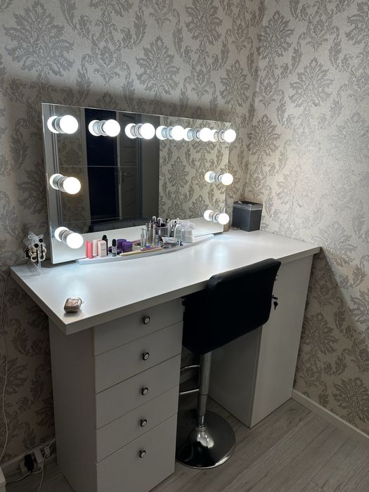 Vand masa de makeup si oglinda cu becuri