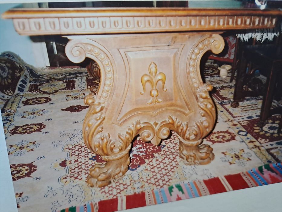 Mobila din lemn de nuc