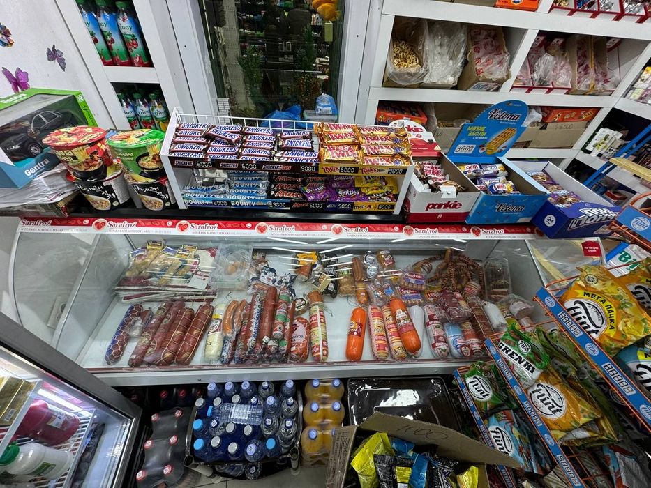 Vetrina xaladenik kalbasa gosht va boshqa maxsulotlar uchun