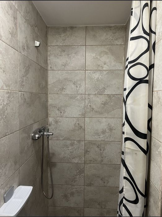 Inchiriez camera cu bucatarie si baie