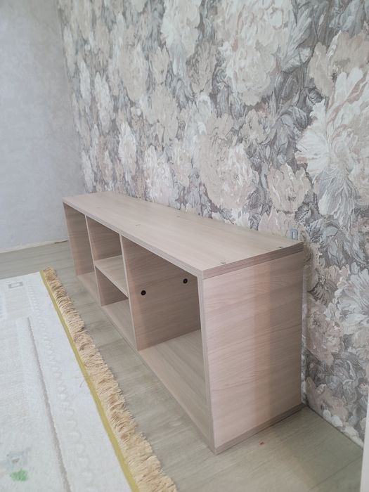 Продам настенную удобную полку для книг и прочих вещей.