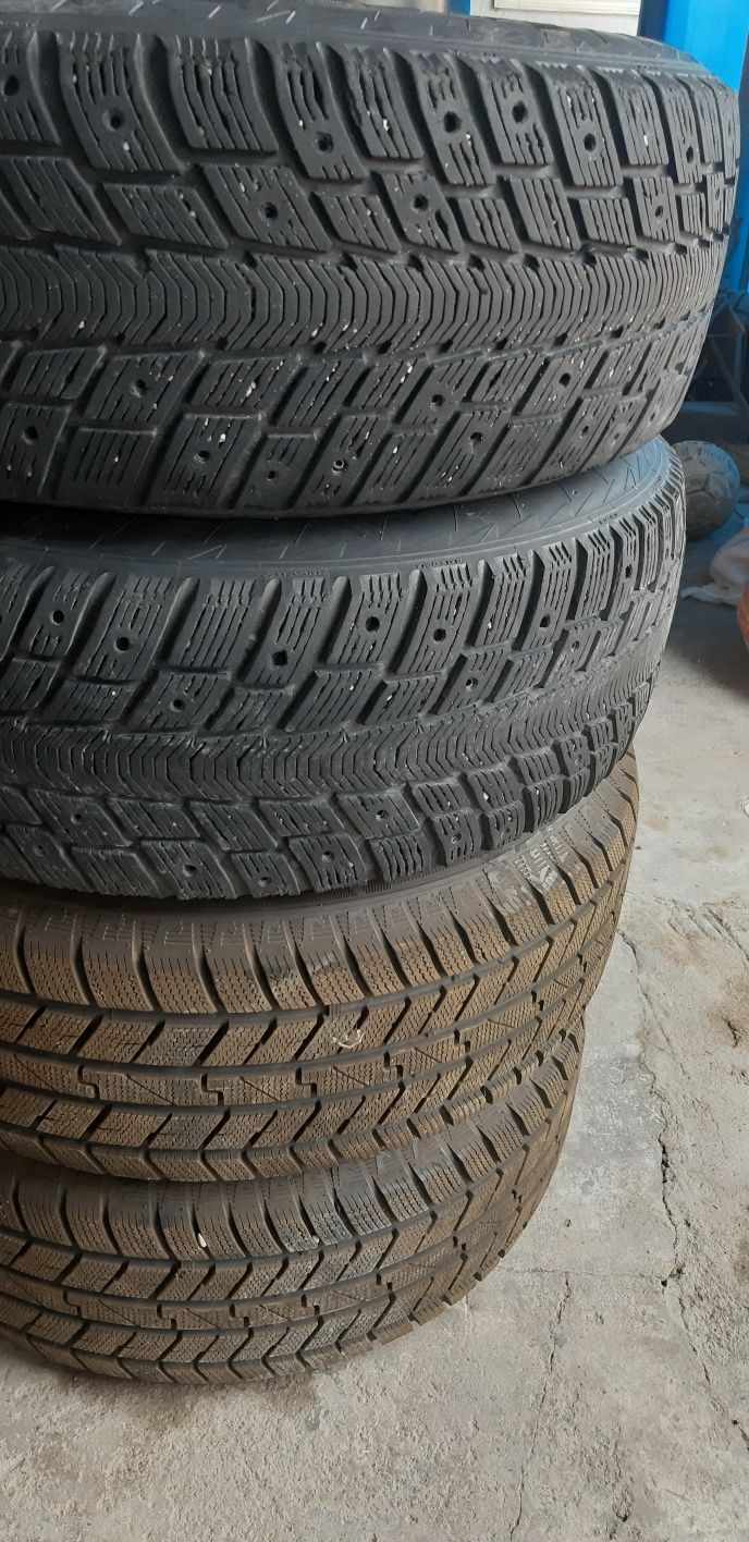 Продам зимние шины размер 215/65/15. Продам только комплект.