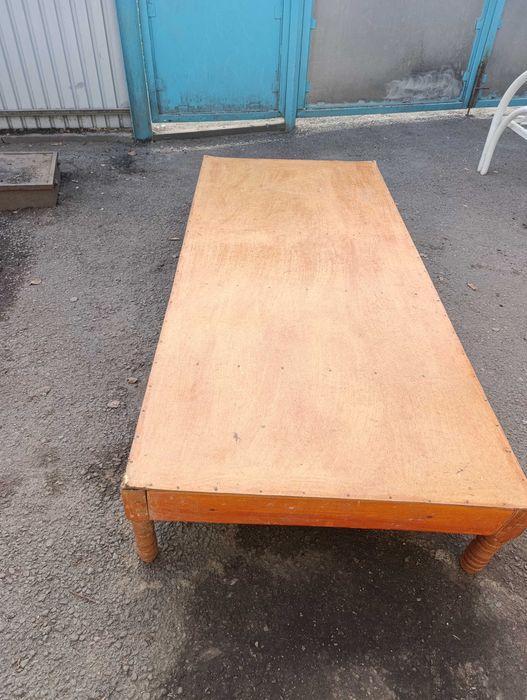 Большой гостинный стол