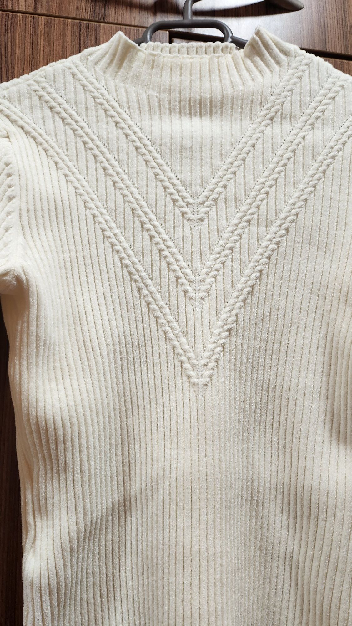 Пуловер на марката Guess