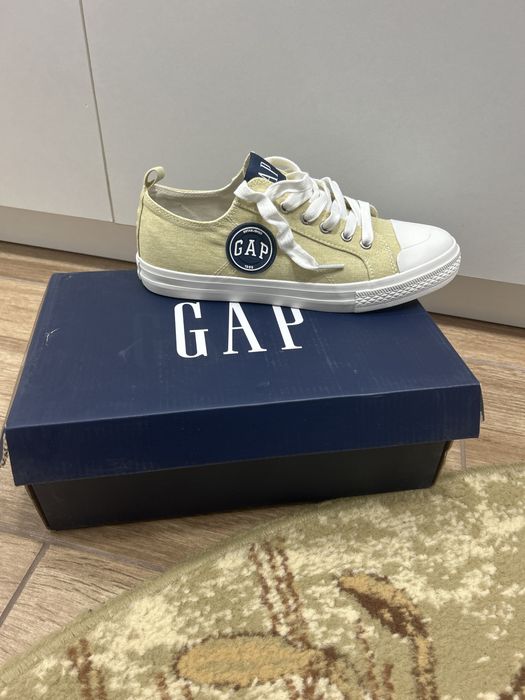 Adidasi dama GAP