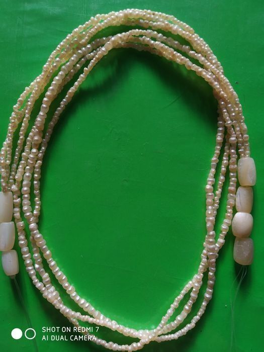 Кадимий ноеб такинчок. Соф денгиз  марвариди ва дурдан иборат.