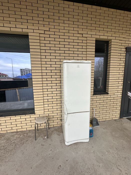 Холодильник, морозильник только работает