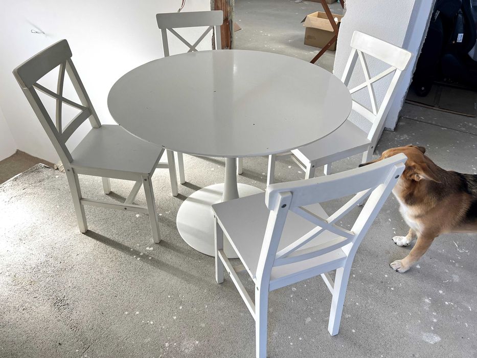 Masa rotunda cu 4 scaune