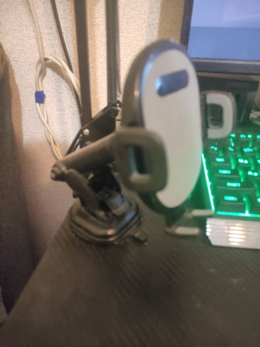 Продам держатель телефона на присоске в машину