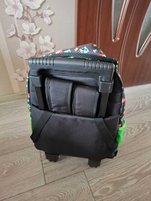 Ученическа раница с вградени колела и телескопична дръжка Маинкрафт