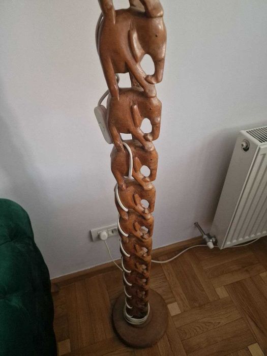Lampadar lemn Africa, cu design impunător și finisaj natural.