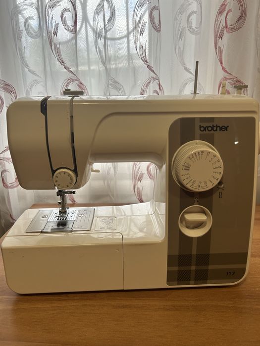 Продам швейную машинку