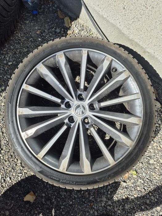 Skoda Superb L&K 19" 8JX19 ET44 + зимни гуми 235/40/19 Hankook