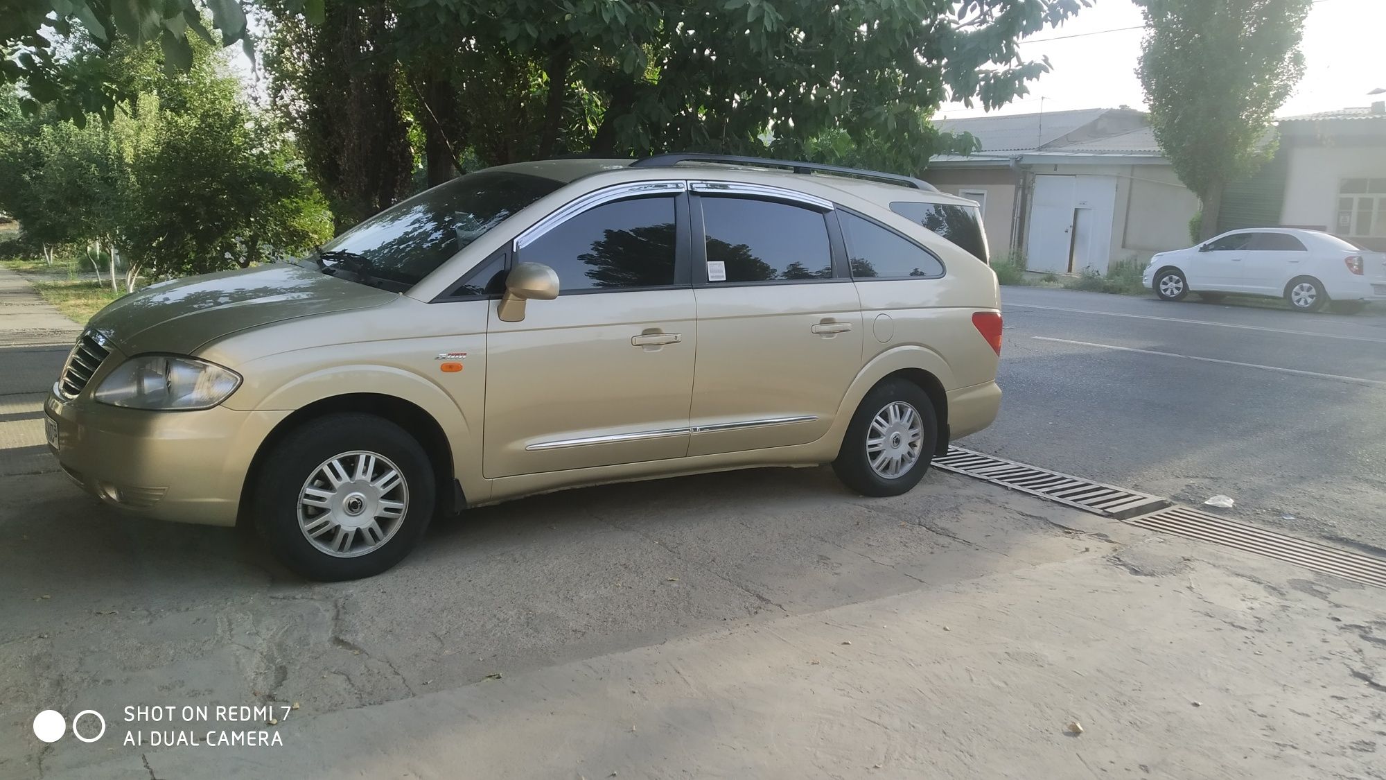 Ssangyong rodius sotiladi