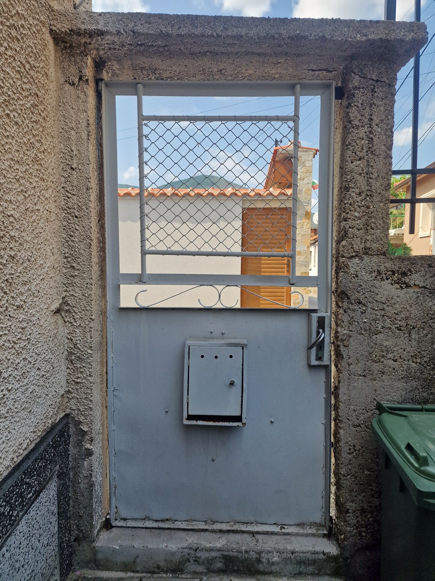 Метална дворна врата.