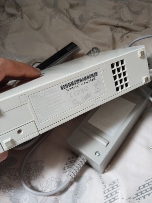 Продам игровую консоль Nintendo Wii.