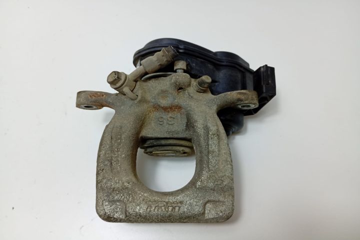 Etrier  dreapta spate cu prinderi motoraș rupte 32353310C Nissan X-T