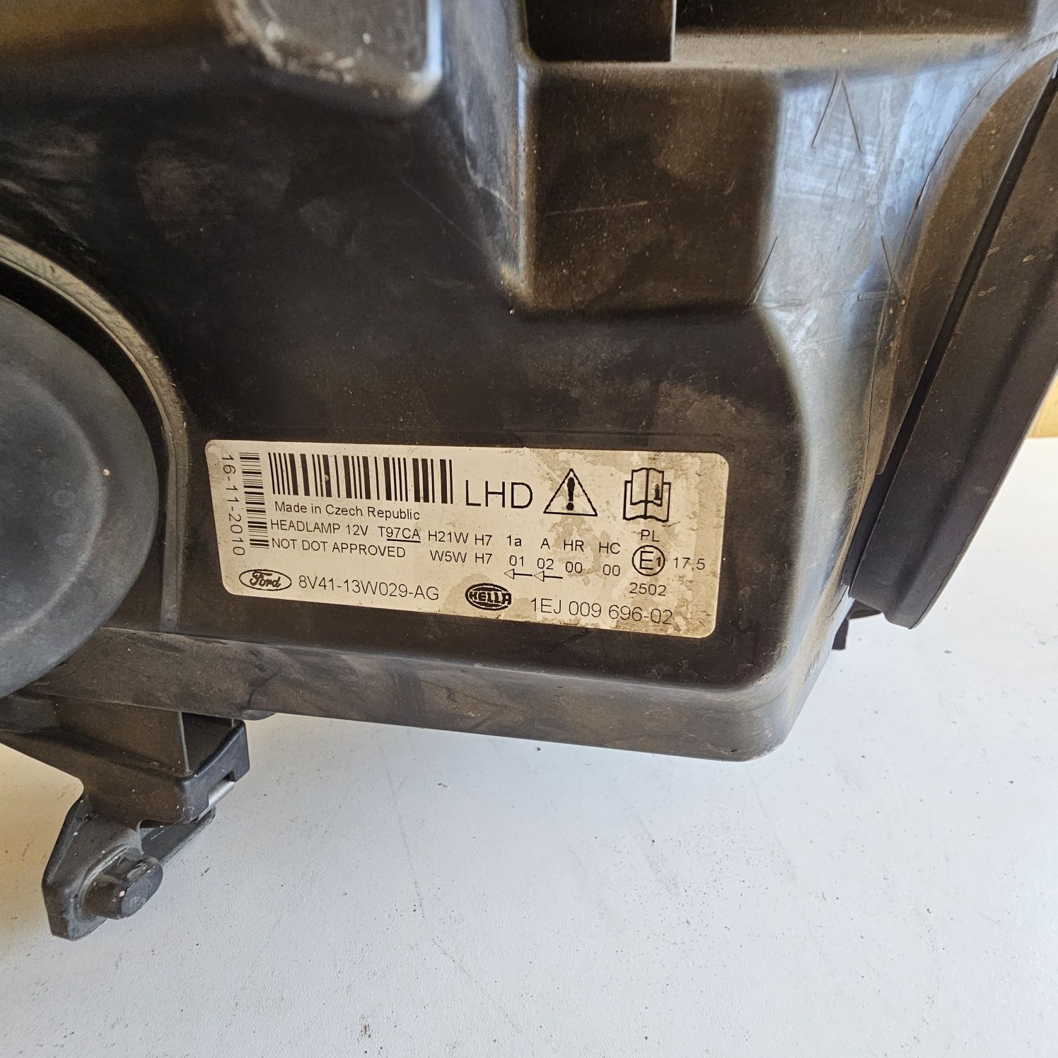 Фар за  Ford Kuga I 2008-2012 позиция десен