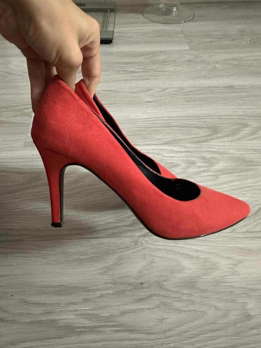 Обувки на нисък ток