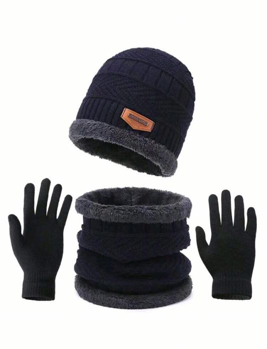 Чисто нов зимен комплект от шапка, шал и ръкавици в черен цвят ! ! !