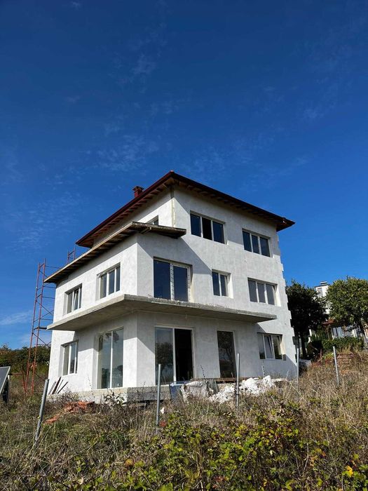 Новопостроена триетажна къща в Бяла