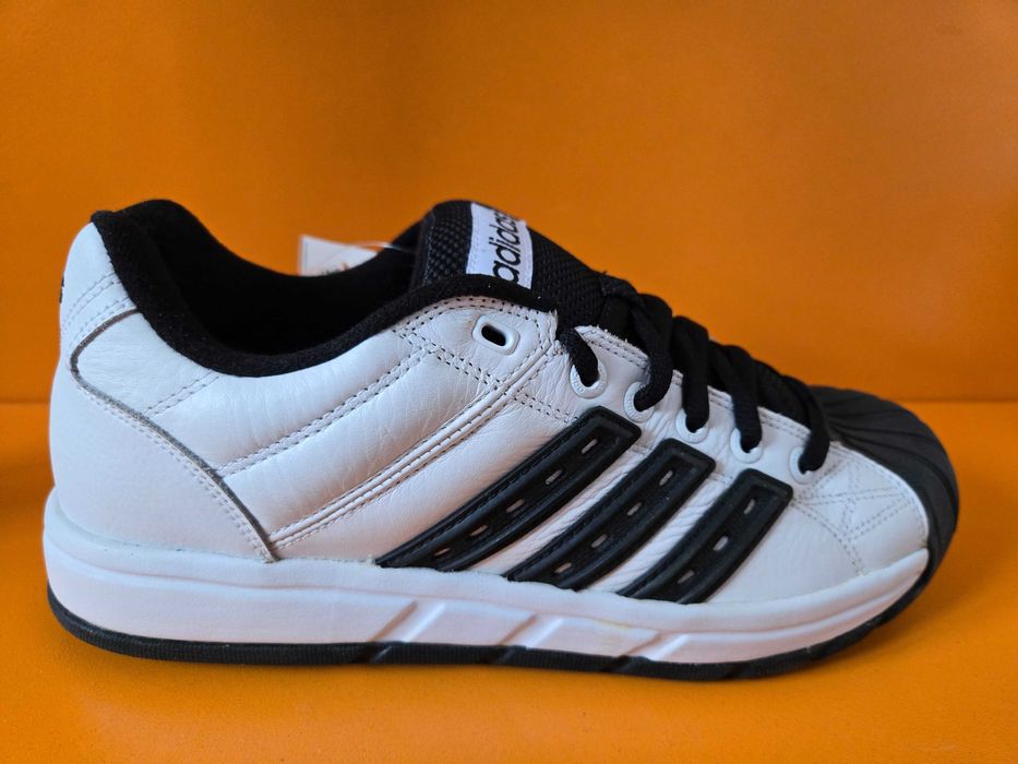 ADIDAS El Segundo чисто нови с етикет мъжки обувки ORIGINALS номер 42