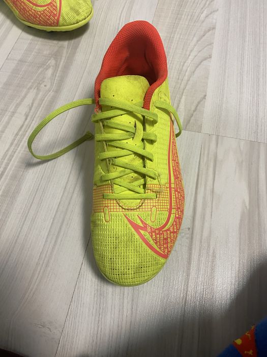 Vand pereche de fotbal mercurial