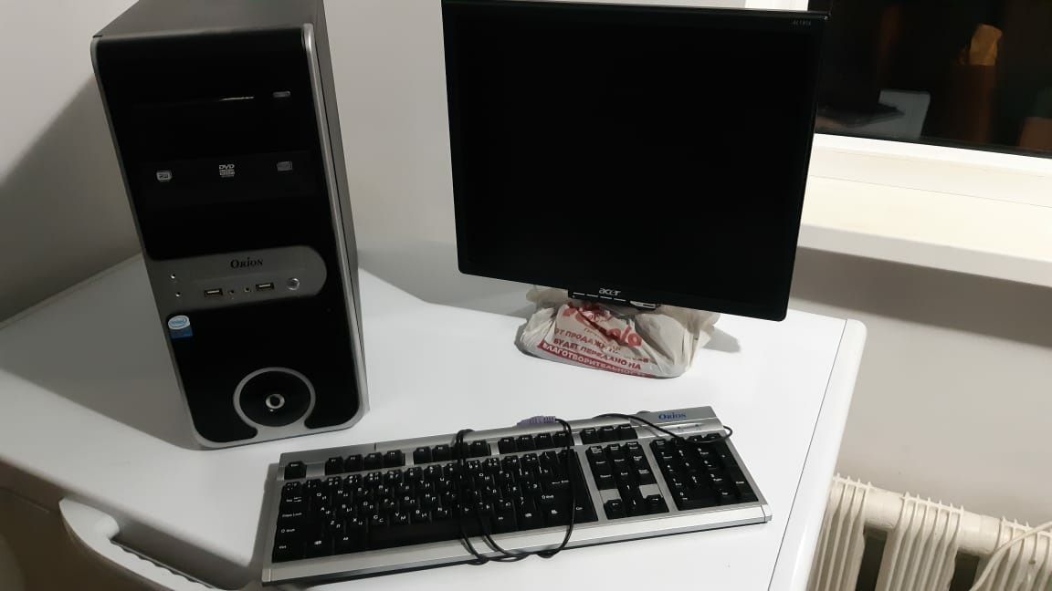 Компьютер с клавиатурой