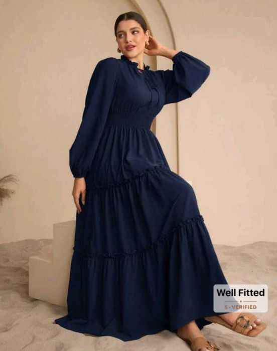 Рокля с дълъг ръкав в тъмно синьо