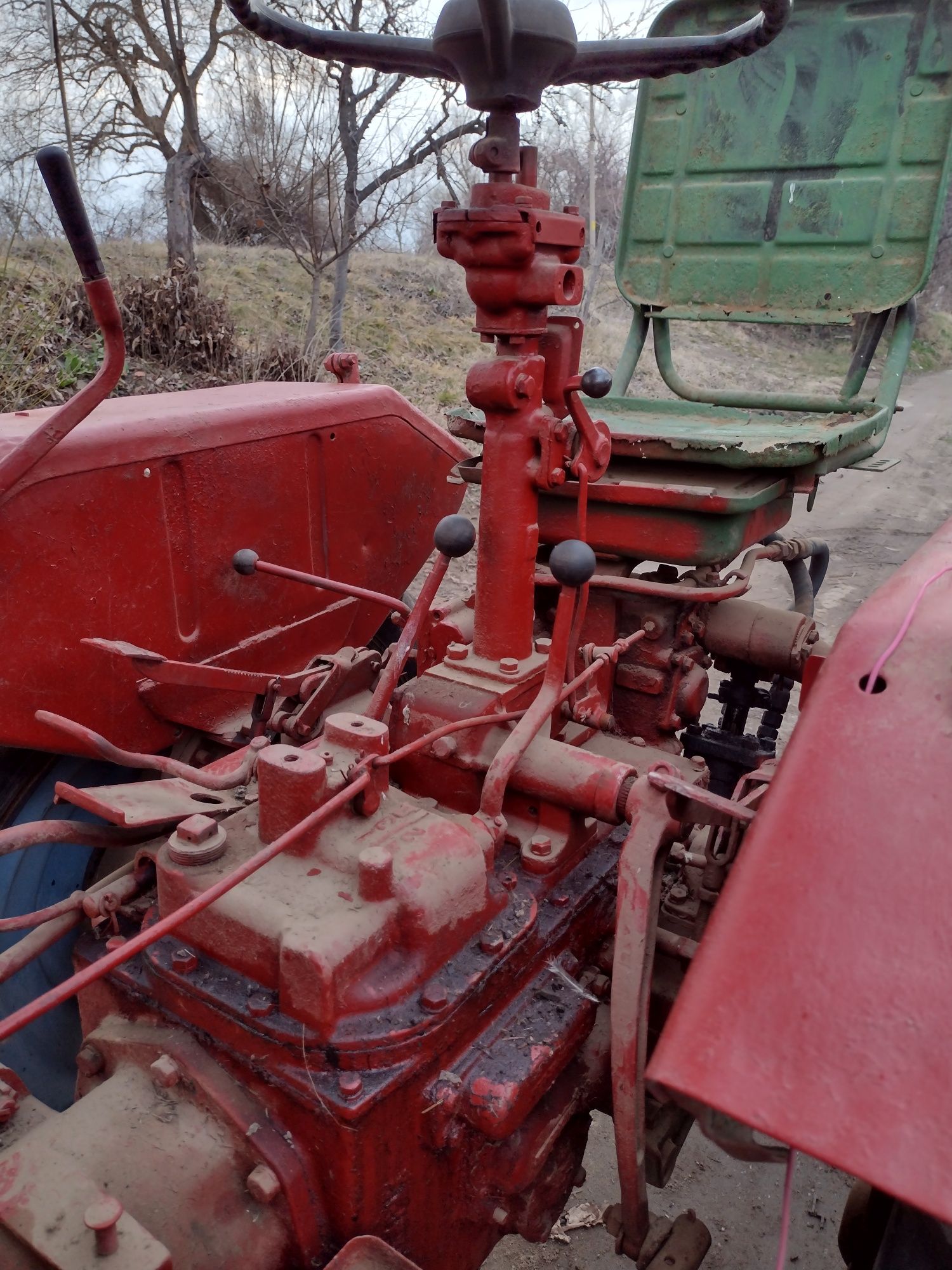 Продавам  трактор ДТ 20 на части